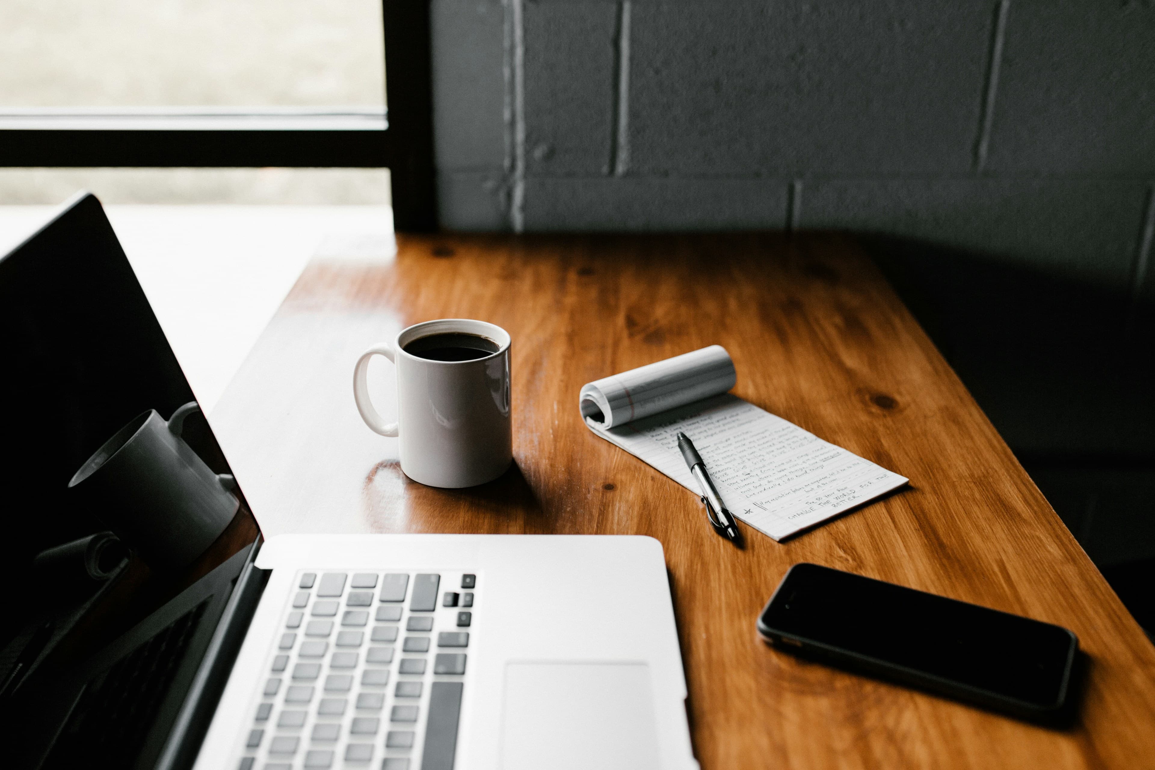 Espace de travail avec laptop et café